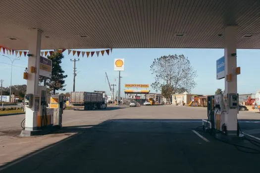 highway service area gas station family car before Chuseok trip bright autumn morning | 추석 이동 전 휴게소 주유소에서 먼저 주유하는 장면 | 냉장식품을 싣기 전 주유와 타이어 공기압을 먼저 확인하세요.