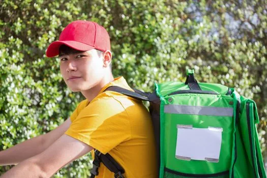 insulated cooler bag meat fish groceries in compact SUV trunk bright daylight | 냉장식품을 보냉백에 넣고 트렁크 안쪽에 고정한 장면 | 고기와 생선은 마지막에 사고 바로 귀가하는 동선이 좋습니다.
