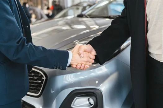 Korean car buyer comparing vehicle quotation, finance agreement and business news on clean desk, car key and calculator visible | 자동차 견적서와 기업 보도를 분리해 확인하는 장면