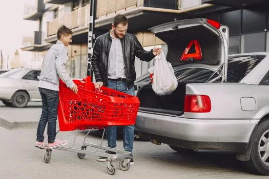 supermarket parking lot car trunk grocery bags insulated cooler Korean autumn shopping | 차례상 장보기 후 트렁크에 보냉백을 먼저 싣는 장면 | 장보기 동선은 냉장·냉동 품목을 마지막에 사는 방식이 안전합니다.